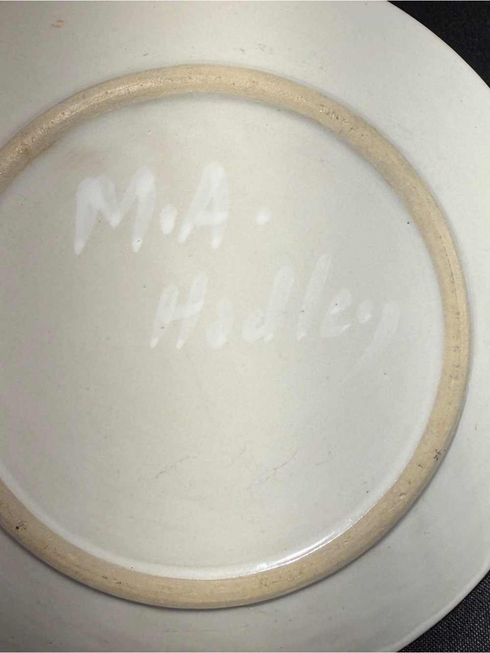 Authentic M.A. Hadley Rare White-on-White Slip Trailing Stoneware 8 inch Plates - Picture 3 of 6